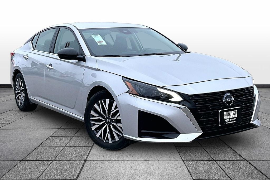 Used 2024 Nissan Altima SV with VIN 1N4BL4DV3RN422119 for sale in Hutchinson, KS