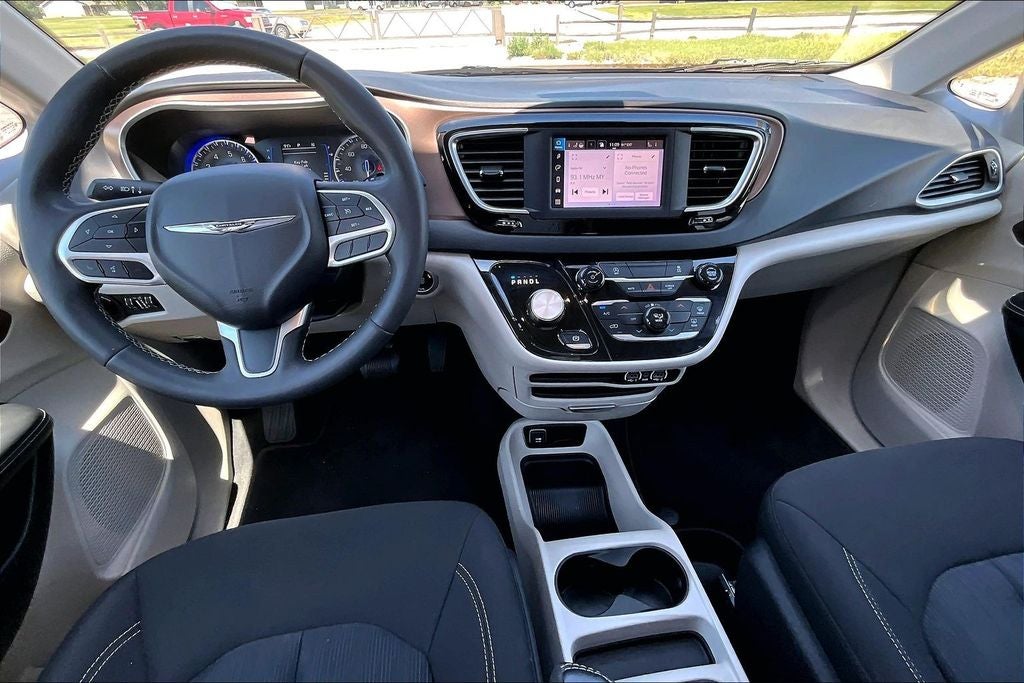 2024 Chrysler Voyager LX