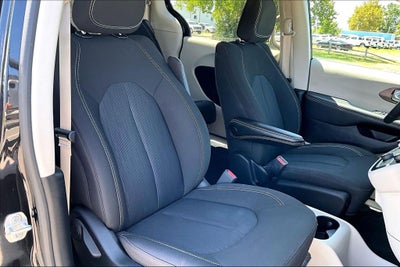 2024 Chrysler Voyager LX