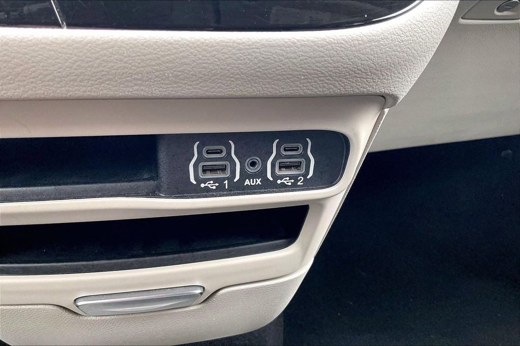 2023 Chrysler Voyager LX