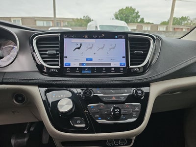 2024 Chrysler Pacifica Select