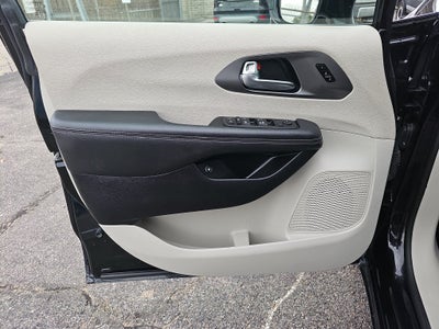 2024 Chrysler Pacifica Select