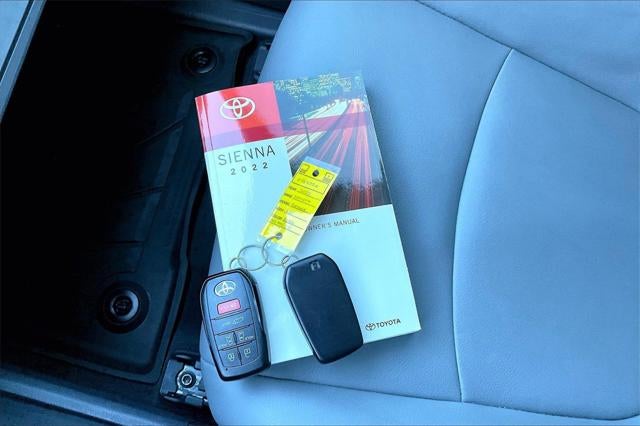 2022 Toyota SIENNA XLE XLE 8 Passenger