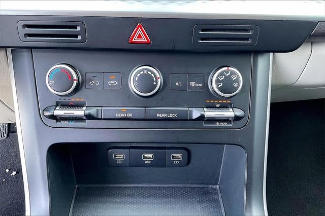 2024 Kia Carnival LX