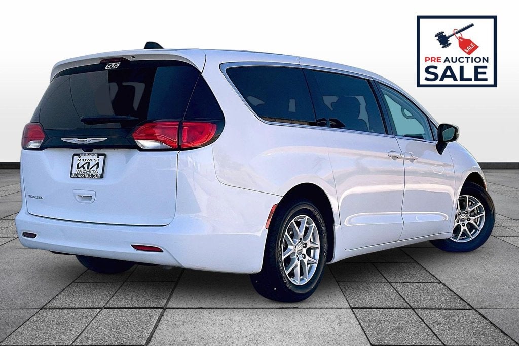 2023 Chrysler Voyager LX