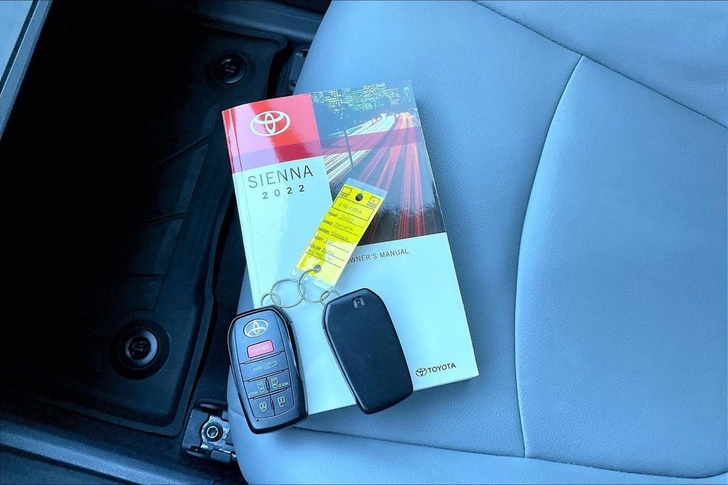 2022 Toyota Sienna XLE 8 Passenger