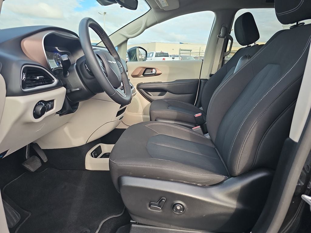 2024 Chrysler Voyager LX