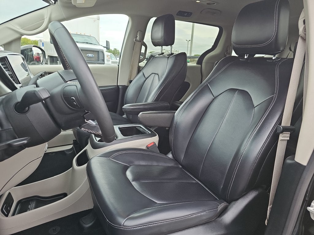 2024 Chrysler Pacifica Hybrid Select