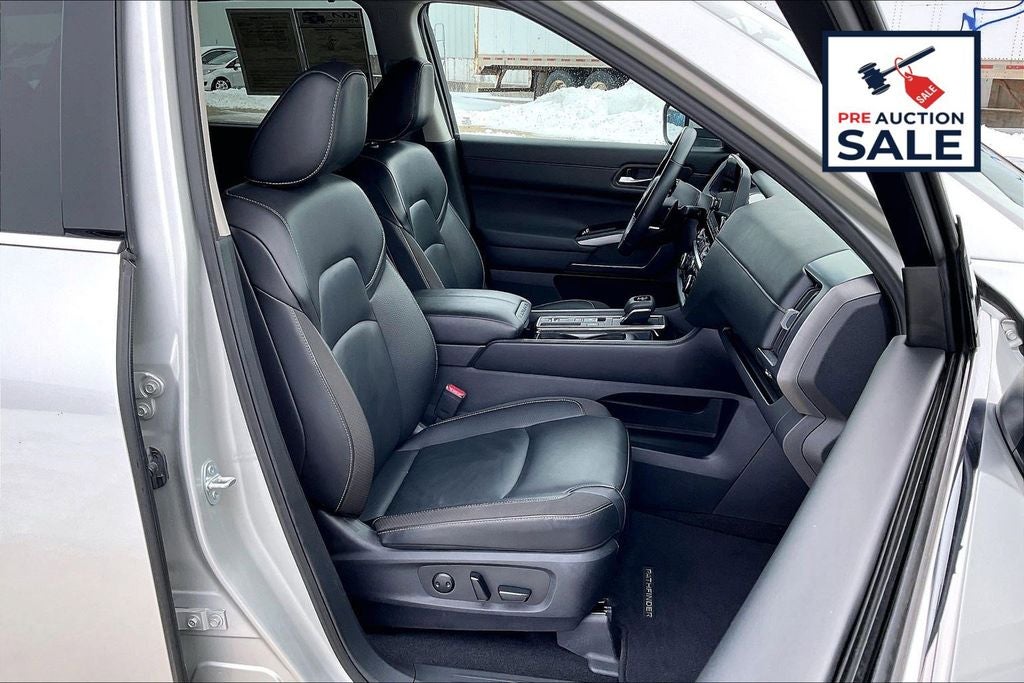 2025 Nissan Pathfinder SL
